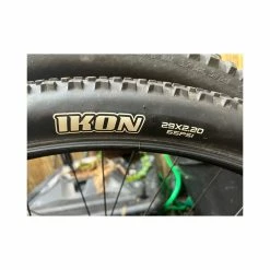 Pneus Maxxis - 29'' 4 Pneus Maxxis - 29'' -Race Face Soldes 2 pneus maxxis ikon 29x2 20 quasi neufs 1