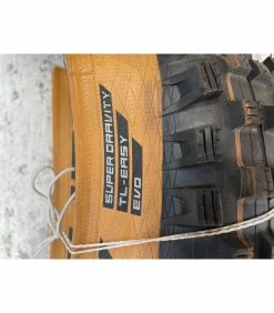 Pneus - 27.5'' -Race Face Soldes paire magic mary 4