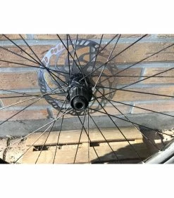 Race Face Roues Complètes - 29'' 8 Race Face Roues Complètes - 29'' -Race Face Soldes roues 29 equipees avec pneus schwalbe tubeless 2